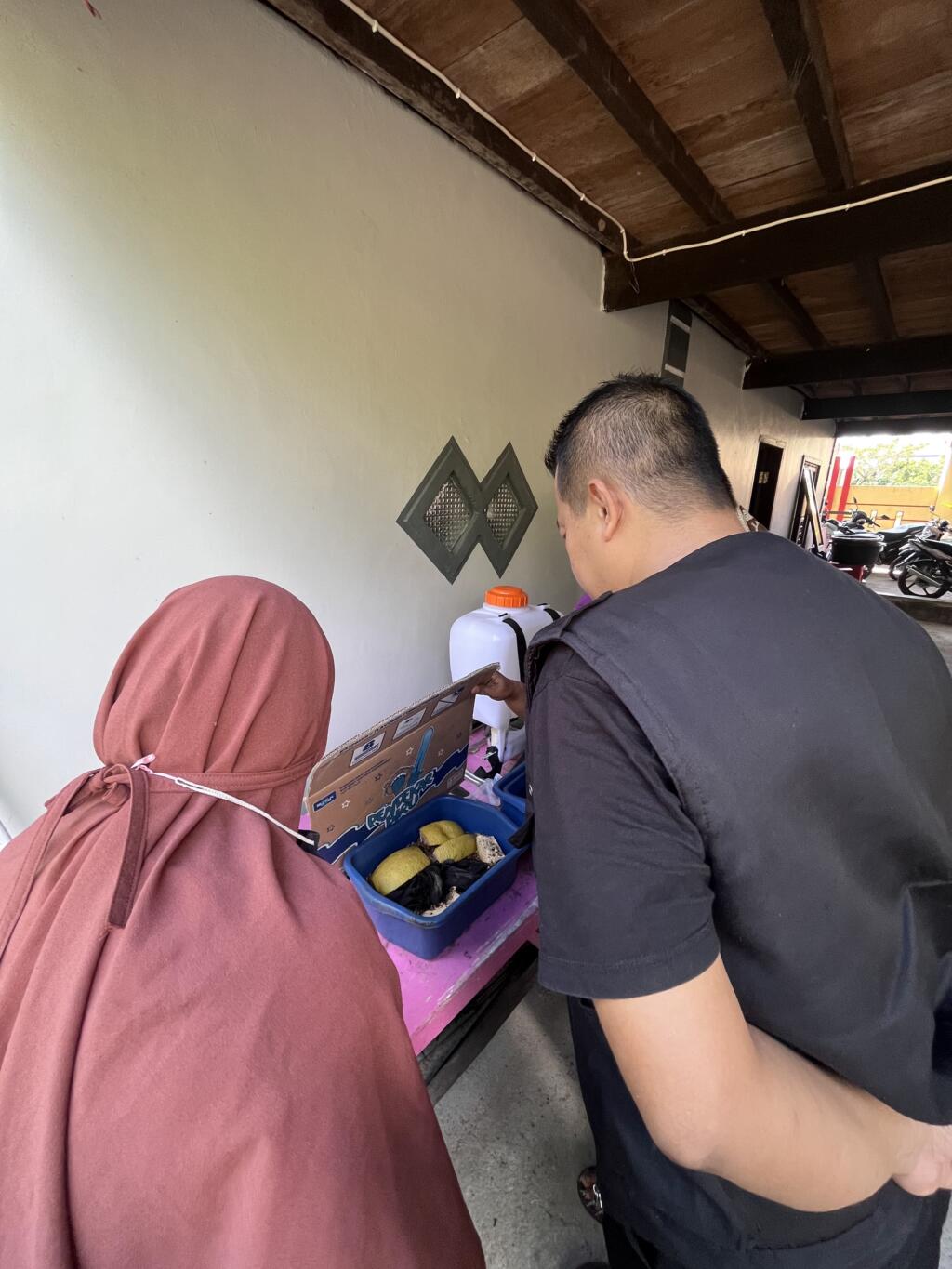 Mahasiswa KKNT 114 UNHAS Berikan Pelatihan Budidaya Maggot BSF: Inovasi Ramah Lingkungan untuk Degradasi Sampah Organik di Kelurahan Lumpue 3 dok2