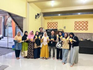 Group photo of members of the Jamu Kedurus UMKM with Umsida KKN-T students group 03