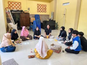 The atmosphere of the discussion between members of the Kedurus herbal medicine UMKM and Kkn-T students from Muhammadiyah University of Sidoarjo group 03 Kedurus-Tulangan regarding Upgrading activities.