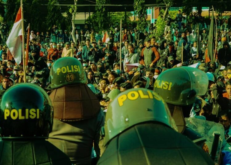Photo by Wizurai Mahatma: https://www.pexels.com/photo/police-on-administration-protest-6326493/