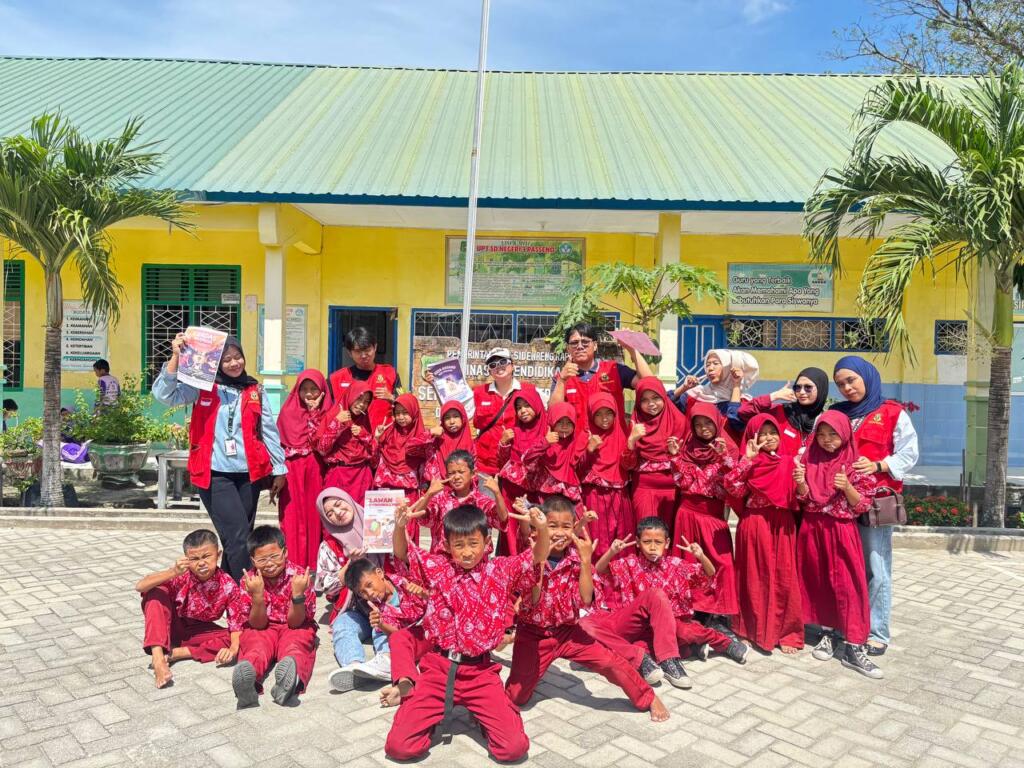 Foto Bersama Siswa/i dan mahasiswa KKN 114 Universitas Hasanuddin, Desa Passeno