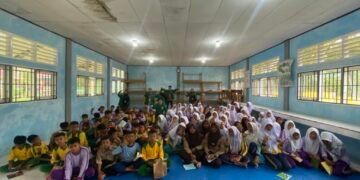 Dokumentasi bersama Mahasiswa KKN UNAND dengan Siswa-siswi SMPN 29 Solok Selatan Setelah Melaksanakan Sosialisasi Terkait Perlindungan Hak Anak tanggal 26 Juli 2025. (Doc. Tim KKN UNAND Lubuk Gadang Timur).