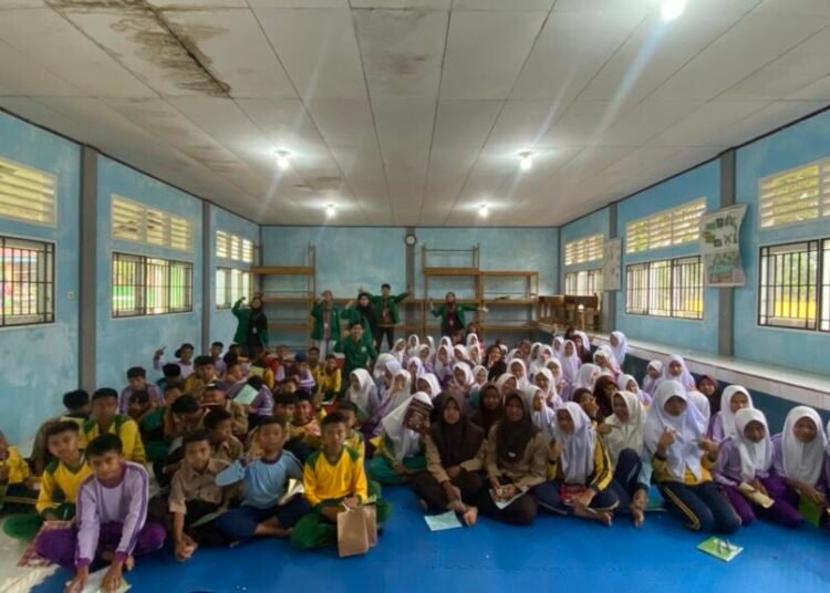 Dokumentasi bersama Mahasiswa KKN UNAND dengan Siswa-siswi SMPN 29 Solok Selatan Setelah Melaksanakan Sosialisasi Terkait Perlindungan Hak Anak tanggal 26 Juli 2025. (Doc. Tim KKN UNAND Lubuk Gadang Timur).