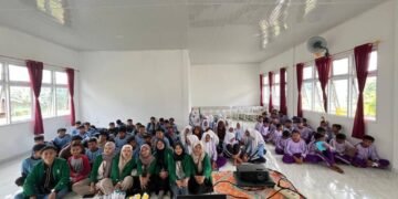 Dokumentasi bersama Mahasiswa KKN UNAND dengan Siswa-siswi SMPN 29 Solok Selatan Setelah Melaksanakan Sosialisasi dan Edukasi terkait Kesehatan Reproduksi Remaja tanggal 26 Juli 2025. (Doc. Tim KKN UNAND Lubuk Gadang Timur).