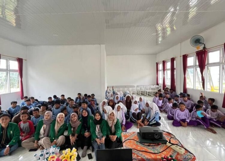 Dokumentasi bersama Mahasiswa KKN UNAND dengan Siswa-siswi SMPN 29 Solok Selatan Setelah Melaksanakan Sosialisasi dan Edukasi terkait Kesehatan Reproduksi Remaja tanggal 26 Juli 2025. (Doc. Tim KKN UNAND Lubuk Gadang Timur).