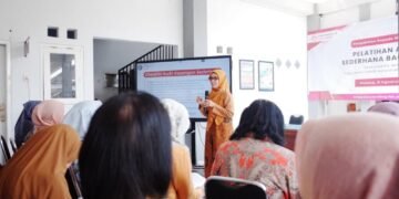 Dosen UB memberikan materi kepada UMKM