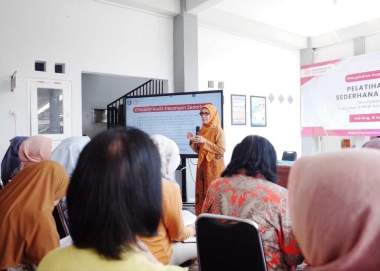 Dosen UB memberikan materi kepada UMKM