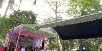 Pengajian umum sedekah bumi sendang wetan bersama K.H Wahab Hasbullah dari singgahan . Pada tanggal 31 Juli 2023, Desa Sendang Wetan menggelar acara pengajian umum dalam rangka sedekah bumi yang berlangsung dengan khidmat dan penuh rasa syukur. Kegiatan ini dihadiri oleh warga desa Menyunyur bahkan se kecamatan Grabakan, serta peserta Kuliah Kerja Nyata (KKN) dan Karang Taruna (Kartar) Desa Menyunyur yang turut berperan sebagai panitia dalam menyukseskan acara tersebut. Acara dimulai dengan sholawatan yang dipandu oleh grup Darul Ihsan. Suasana penuh keberkahan dan kehangatan pun terasa ketika lantunan sholawat mengisi setiap sudut lokasi pengajian. Para peserta terlihat khusyuk mengikuti kegiatan ini sebagai bentuk penguatan iman dan syukur atas kelimpahan rizki yang diterima masyarakat. Setelah sholawatan, acara dilanjutkan dengan pembacaan tahlil yang dilakukan bersama-sama oleh seluruh hadirin. Pembacaan tahlil ini menjadi momen refleksi dan doa bersama untuk keselamatan, kesejahteraan, dan kebaikan seluruh warga desa Sendang Wetan. Suara doa dari Pak Yai Amik Widodo yang bergema menambah kekhusyukan acara ini. Puncak acara sedekah bumi adalah mendengarkan ceramah rohani yang disampaikan oleh K.H. Wahab Hasbullah, seorang kyai terkemuka dari Singgahan. Dalam tausiyahnya, K.H. Wahab Hasbullah mengajak masyarakat untuk senantiasa menjaga hubungan baik dengan sesama dan alam sekitar, serta menguatkan keimanan dalam menjalani kehidupan sehari-hari. Pesan-pesan beliau sangat menyentuh hati para jamaah. Kehadiran K.H. Wahab Hasbullah yang datang dari luar desa menjadi suatu kehormatan tersendiri bagi masyarakat Sendang Wetan. Beliau tidak hanya menyampaikan ceramah yang mendalam, tetapi juga memberikan motivasi untuk menjaga tradisi sedekah bumi sebagai wujud syukur kepada Tuhan Yang Maha Esa. Para peserta KKN dan kartar dari desa Menyunyur juga ikut aktif dalam pelaksanaan acara, mulai dari persiapan hingga pelaksanaan di lapangan. Peran mereka sebagai panitia sangat penting untuk kelancaran acara, serta mempererat tali silaturahmi antara warga desa dan mahasiswa yang sedang melaksanakan pengabdian masyarakat. Sedekah bumi sendiri merupakan tradisi yang penting bagi masyarakat desa Sendang Wetan. Melalui acara ini, mereka mengekspresikan rasa terima kasih kepada alam yang telah memberikan hasil panen dan keselamatan selama setahun penuh. Tradisi ini diharapkan dapat terus dilestarikan sebagai wujud syukur dan kebersamaan. Acara diakhiri dengan doa oleh K. H Wahab Hasbullah.