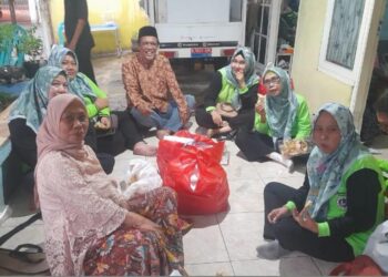 siaran-berita.com-Hadi-Winarno-bersama-ibu-ibu-PKK-RW.07-kelurahan-Pesanggrahan
