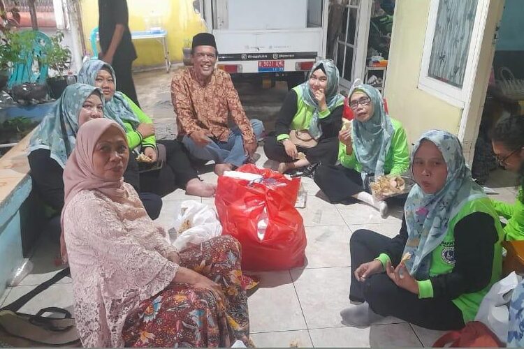 siaran-berita.com-Hadi-Winarno-bersama-ibu-ibu-PKK-RW.07-kelurahan-Pesanggrahan