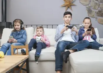 033946000 1745381211 siblings using technologies sofa
