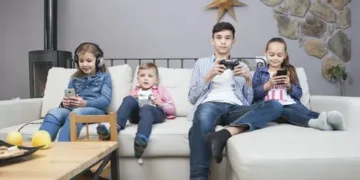 033946000 1745381211 siblings using technologies sofa