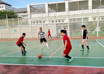 Olahraga Jadi Sarana Pembinaan, WBP Lapas Bengkulu Antusias Bermain Futsal di Lapangan Serbaguna.