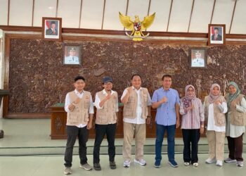 Foto Bersama Tim Fisioterapi dengan Bupati Kabupaten Bojonegoro