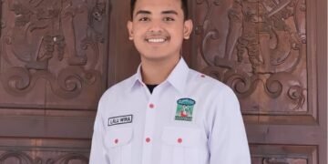 Sektor pertanian di Indonesia menekankan pentingnya reforma agraria sejati sebagai kunci keadilan sosial dan kesejahteraan pangan bangsa. Dalam dua dekade terakhir, persoalan agraria terus menjadi isu utama yang belum terselesaikan secara tuntas, dengan ribuan konflik penguasaan lahan dan ketimpangan distribusi tanah yang sangat kuat. Sekitar 68% lahan di Indonesia dikuasai oleh 1% kelompok masyarakat sehingga jutaan petani kecil mengalami keterbatasan akses atas tanah sebagai sumber penghidupan utama mereka. Kondisi ini memicu kerentanan pangan dan kemiskinan di pedesaan yang membutuhkan perhatian serius dan reformasi kebijakan secara menyeluruh.
Pemerintah Indonesia di bawah kepemimpinan Presiden Prabowo Subianto telah menegaskan komitmen percepatan reforma agraria melalui sinergi kementerian dan lembaga, dengan fokus pada penyelesaian konflik agraria, perlindungan hak adat, serta redistribusi dan legalisasi aset bagi masyarakat petani kecil. Namun, hambatan birokrasi, ego sektoral antar kementerian, dan tumpang tindih aturan pertanahan masih menjadi tantangan besar yang menghambat efektivitas pelaksanaan kebijakan ini.
Reforma agraria sejati harus dimulai dari pengakuan peran aktif masyarakat lokal sebagai subjek utama dalam proses pembaruan agraria. Hal ini mencakup penetapan batas wilayah yang jelas, pengelolaan lahan yang berkelanjutan, dan pemberdayaan ekonomi petani melalui akses pembiayaan dan teknologi. Upaya modernisasi pertanian dengan mempertimbangkan aspek lingkungan dan sosial harus menjadi bagian integral dari kebijakan reforma agraria agar sektor pertanian dapat bertahan dan berkembang di tengah tantangan perubahan iklim dan dinamika pasar global.
Keadilan tanah bagi petani bukan sekadar pendistribusian fisik lahan, tetapi juga memastikan keberlangsungan hak atas tanah, perlindungan sosial, dan peningkatan kesejahteraan petani. Dengan reforma agraria yang menyeluruh dan konsisten, kedaulatan pangan nasional dapat terwujud, mengurangi ketergantungan pangan dan membangun kemandirian ekonomi rakyat desa. Reforma agraria sejati adalah jalan untuk mencapai keadilan sosial, pengentasan kemiskinan, dan keinginan wilayah pertanian yang memberikan kontribusi besar terhadap kemajuan bangsa
Dalam konteks ini, kebijakan reformasi pertanahan harus diikuti dengan pembentukan Undang-Undang Reforma Agraria yang mengecualikan birokrasi yang berbelit dan menjamin kepastian hukum bagi petani. Kebijakan pemerintah sangat diperlukan agar reforma agraria berjalan secara sistematis dan sinergis di semua tingkat pemerintahan. Sinergi ini juga harus melibatkan masyarakat sipil dan organisasi petani untuk memastikan aspirasi dan kebutuhan mereka menjadi prioritas utama dalam pembangunan agraria.
Singkatnya, reforma agraria sejati adalah landasan bagi keadilan tanah untuk petani dan kedaulatan pangan bagi bangsa, sebagai wujud komitmen bersama membangun masa depan pertanian yang adil, inklusif, dan berkelanjutan di Indonesia