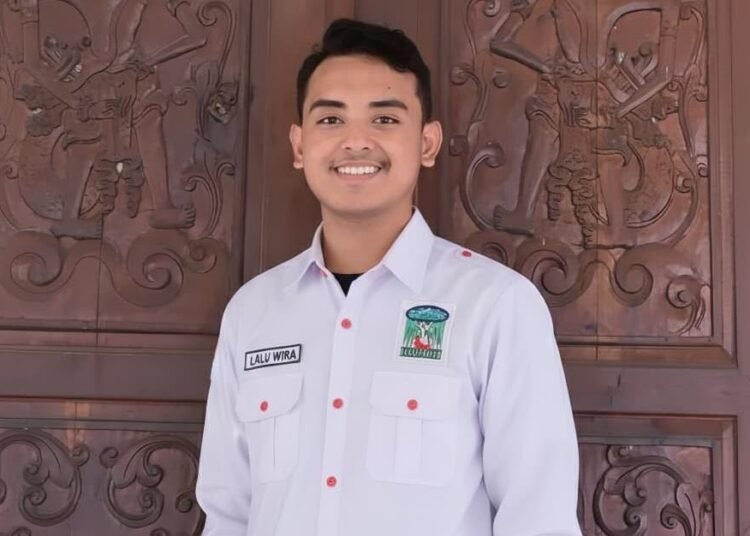 Sektor pertanian di Indonesia menekankan pentingnya reforma agraria sejati sebagai kunci keadilan sosial dan kesejahteraan pangan bangsa. Dalam dua dekade terakhir, persoalan agraria terus menjadi isu utama yang belum terselesaikan secara tuntas, dengan ribuan konflik penguasaan lahan dan ketimpangan distribusi tanah yang sangat kuat. Sekitar 68% lahan di Indonesia dikuasai oleh 1% kelompok masyarakat sehingga jutaan petani kecil mengalami keterbatasan akses atas tanah sebagai sumber penghidupan utama mereka. Kondisi ini memicu kerentanan pangan dan kemiskinan di pedesaan yang membutuhkan perhatian serius dan reformasi kebijakan secara menyeluruh.
Pemerintah Indonesia di bawah kepemimpinan Presiden Prabowo Subianto telah menegaskan komitmen percepatan reforma agraria melalui sinergi kementerian dan lembaga, dengan fokus pada penyelesaian konflik agraria, perlindungan hak adat, serta redistribusi dan legalisasi aset bagi masyarakat petani kecil. Namun, hambatan birokrasi, ego sektoral antar kementerian, dan tumpang tindih aturan pertanahan masih menjadi tantangan besar yang menghambat efektivitas pelaksanaan kebijakan ini.
Reforma agraria sejati harus dimulai dari pengakuan peran aktif masyarakat lokal sebagai subjek utama dalam proses pembaruan agraria. Hal ini mencakup penetapan batas wilayah yang jelas, pengelolaan lahan yang berkelanjutan, dan pemberdayaan ekonomi petani melalui akses pembiayaan dan teknologi. Upaya modernisasi pertanian dengan mempertimbangkan aspek lingkungan dan sosial harus menjadi bagian integral dari kebijakan reforma agraria agar sektor pertanian dapat bertahan dan berkembang di tengah tantangan perubahan iklim dan dinamika pasar global.
Keadilan tanah bagi petani bukan sekadar pendistribusian fisik lahan, tetapi juga memastikan keberlangsungan hak atas tanah, perlindungan sosial, dan peningkatan kesejahteraan petani. Dengan reforma agraria yang menyeluruh dan konsisten, kedaulatan pangan nasional dapat terwujud, mengurangi ketergantungan pangan dan membangun kemandirian ekonomi rakyat desa. Reforma agraria sejati adalah jalan untuk mencapai keadilan sosial, pengentasan kemiskinan, dan keinginan wilayah pertanian yang memberikan kontribusi besar terhadap kemajuan bangsa
Dalam konteks ini, kebijakan reformasi pertanahan harus diikuti dengan pembentukan Undang-Undang Reforma Agraria yang mengecualikan birokrasi yang berbelit dan menjamin kepastian hukum bagi petani. Kebijakan pemerintah sangat diperlukan agar reforma agraria berjalan secara sistematis dan sinergis di semua tingkat pemerintahan. Sinergi ini juga harus melibatkan masyarakat sipil dan organisasi petani untuk memastikan aspirasi dan kebutuhan mereka menjadi prioritas utama dalam pembangunan agraria.
Singkatnya, reforma agraria sejati adalah landasan bagi keadilan tanah untuk petani dan kedaulatan pangan bagi bangsa, sebagai wujud komitmen bersama membangun masa depan pertanian yang adil, inklusif, dan berkelanjutan di Indonesia