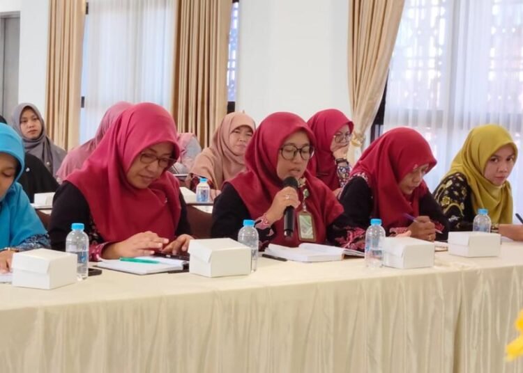 Ketua MGMP Bahasa Indonesia Asal MTsN 6 Bantul Sampaikan Usul Pengembangan PKB Guru 46 MTsN 6 Bantul