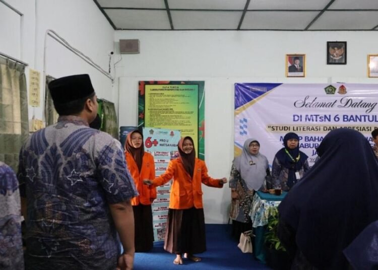 Adhiba Khofifah Tampil Memukau Jadi Dirigen Tamu MGMP Bahasa Indonesia Temanggung 46 Gambar WhatsApp 2025 09 19 pukul 10.45.12 f1230a41