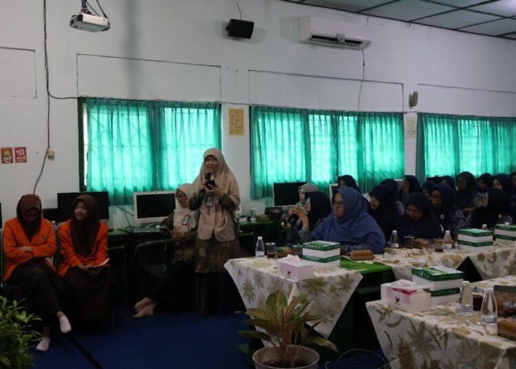 Kepala Perpustakaan D’Talenta Lib MTsN 6 Bantul Paparkan Materi dalam Kunjungan MGMP Bahasa Indonesia Temanggung 46 Gambar WhatsApp 2025 09 19 pukul 11.44.38 139efd38