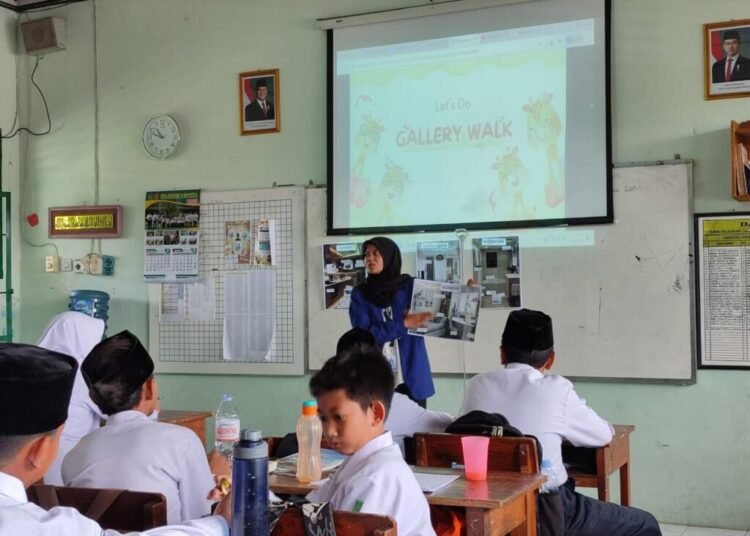 Mahasiswa PK UNY di MTsN 6 Bantul Terapkan Gallery Walk dalam Pembelajaran Bahasa Inggris 46 Gambar WhatsApp 2025 09 20 pukul 22.06.49 4e340117