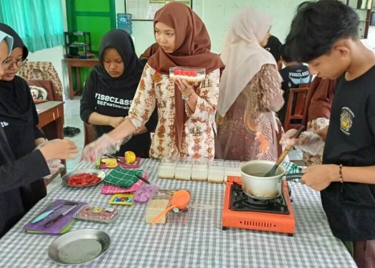 Kreativitas Siswa IX F MTsN 6 Bantul dalam Membuat Topping Dessert pada Kegiatan P5RA Kewirausahaan 46 Gambar WhatsApp 2025 09 21 pukul 06.10.39 aad780ed