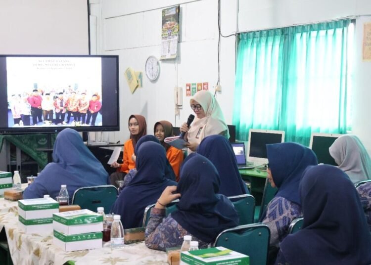 MGMP Bahasa Indonesia Temanggung Kunjungi MTsN 6 Bantul, Waka Kurikulum Paparkan Program Unggulan Madrasah 46 Gambar WhatsApp 2025 09 21 pukul 20.58.09 ca61bb45
