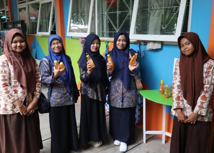 Minuman Markisa Jadi Buruan pada Acara Studi Literasi dan Apresiasi Budaya MGMP B. Indonesia Temanggung di MTsN 6 Bantul 46 Gambar WhatsApp 2025 09 23 pukul 11.18.49 cb70e5d5