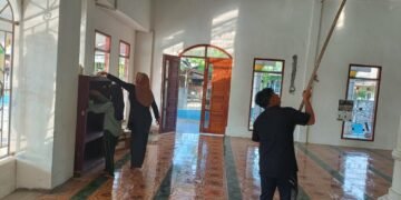 Semangat gotong royong terlihat saat mahasiswa KKN 38 UNH membersihkan masjid sebagai bagian dari program “Jum’at Bersih Masjid”.