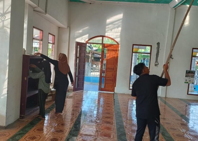Semangat gotong royong terlihat saat mahasiswa KKN 38 UNH membersihkan masjid sebagai bagian dari program “Jum’at Bersih Masjid”.