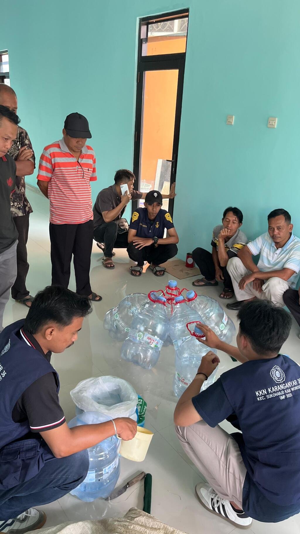 Budidaya Ikan Lele dalam Galon Bekas dan Sistem Akuaponik KKN 36 Karanganyar - UMP 47 IMG 20250812 WA0032
