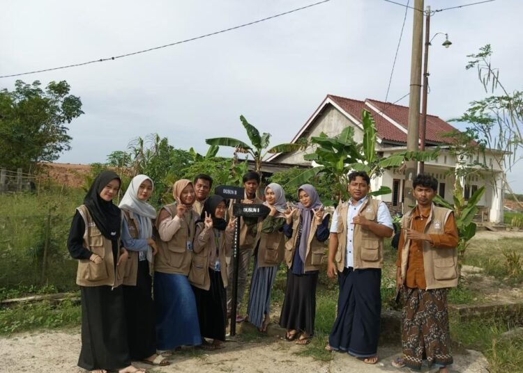 Tak Lagi Bingung Cari Dusun, Mahasiswa KKN 38 UNUHA Pasang Plang Arah di Desa Wanasari 46 Dokumentasi pemasangan plang petunjuk arah dusun