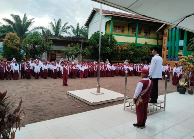 Amanat Pembina Upacara Tekankan Pentingnya Kebersihan di MIN 9 Langkat 46 IMG 20250908 WA0017