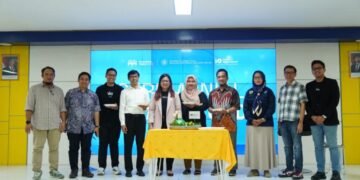 Dekan Fisipol UGM, Dr. Wawan Mas’udi, Sekretaris Eksekutif CfDS, Syaifa Tania bersama tamu undangan yang lain dalam salah satu sesi foto bersama setelah pemotongan tumpeng perayaan satu dekade CfDS (Doc : CfDS)