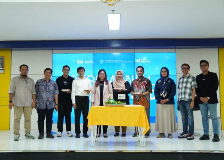 Dekan Fisipol UGM, Dr. Wawan Mas’udi, Sekretaris Eksekutif CfDS, Syaifa Tania bersama tamu undangan yang lain dalam salah satu sesi foto bersama setelah pemotongan tumpeng perayaan satu dekade CfDS (Doc : CfDS)