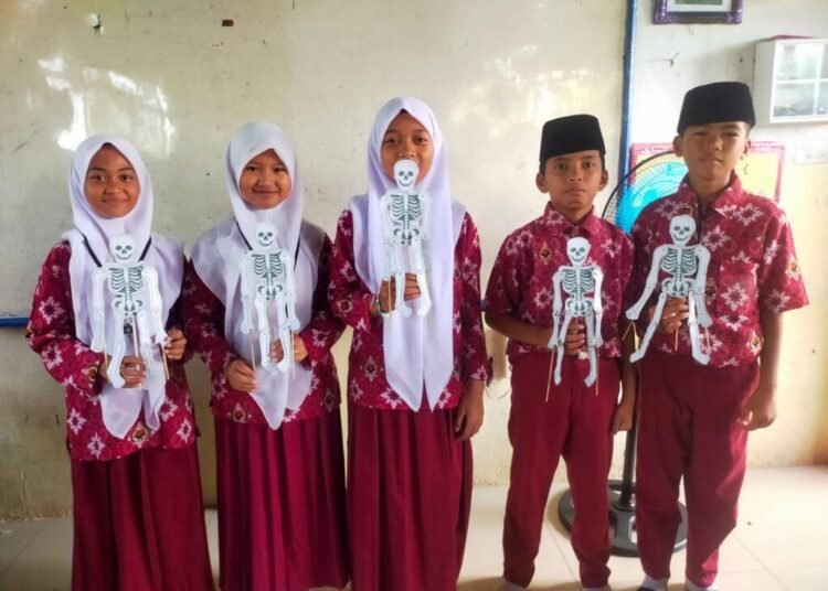 Siswa MIN 9 Langkat Praktik Membuat Kerangka Manusia dari Kardus 46 IMG 20250910 WA0046