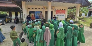 “Suasana serius khas kantor polisi mendadak berubah riuh. Tawa polos anak-anak RA Umdi Mangkoso pada Selasa pagi (17/9/2025) itu menjadikan halaman Polsek Soppeng Riaja penuh warna dan keceriaan.”