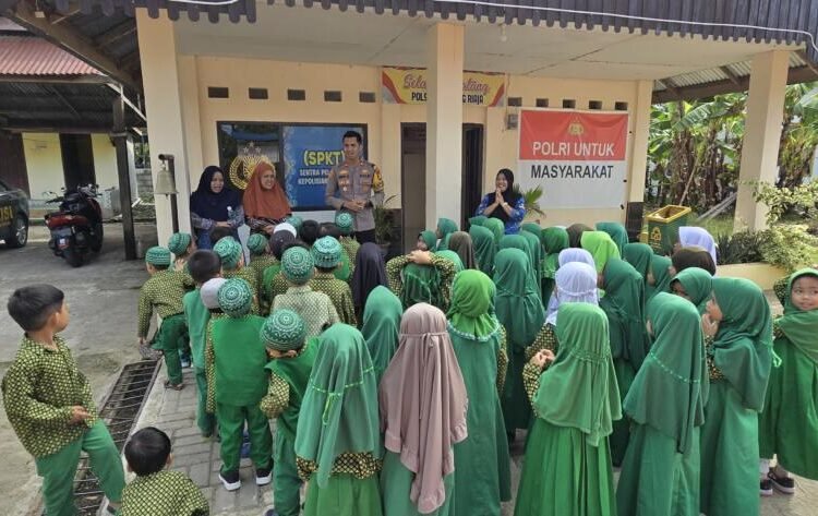 “Suasana serius khas kantor polisi mendadak berubah riuh. Tawa polos anak-anak RA Umdi Mangkoso pada Selasa pagi (17/9/2025) itu menjadikan halaman Polsek Soppeng Riaja penuh warna dan keceriaan.”