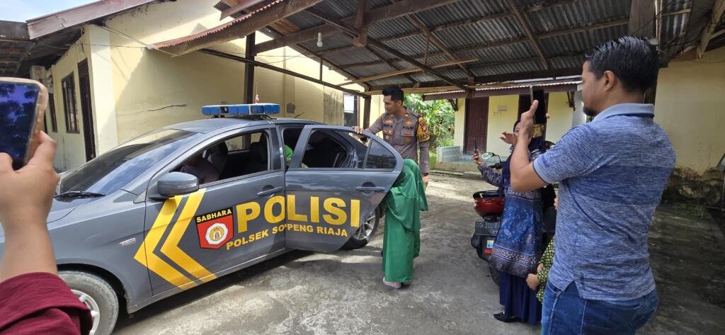Tawa Anak RA Umdi Pecahkan Suasana Polsek Soppeng Riaja 2 “Suasana serius khas kantor polisi mendadak berubah riuh. Tawa polos anak-anak RA Umdi Mangkoso pada Selasa pagi (17/9/2025) itu menjadikan halaman Polsek Soppeng Riaja penuh warna dan keceriaan.”