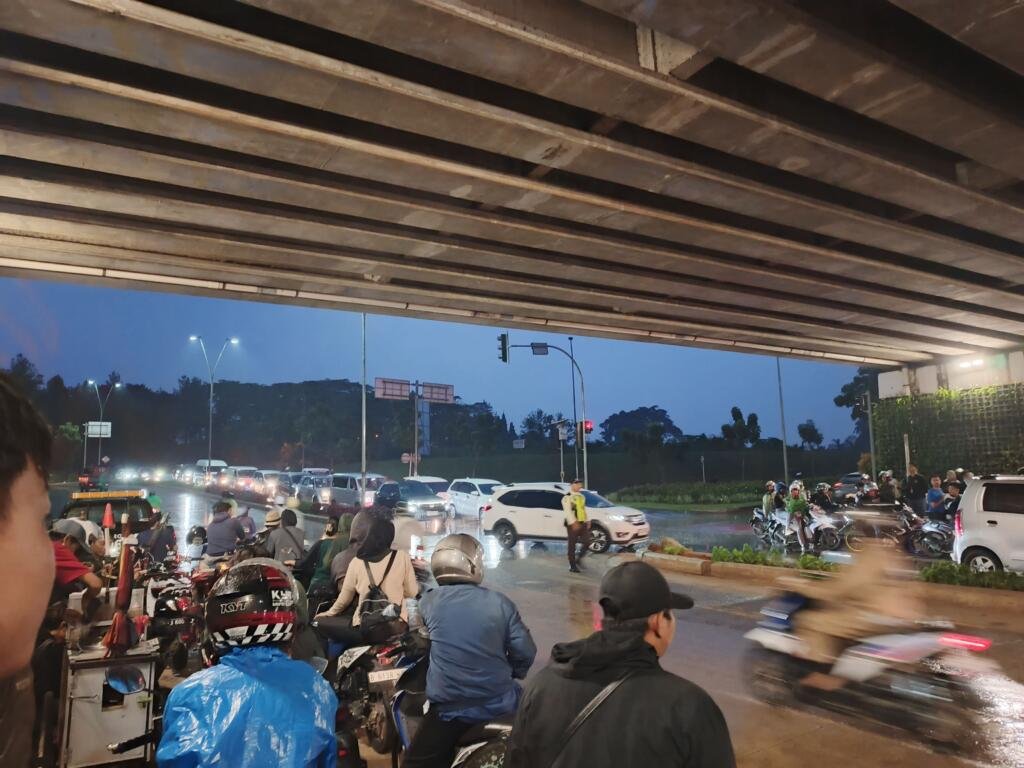 Hujan Deras di Bintaro Picu Kemacetan Parah di Bawah Flyover Perigi 48 IMG 20250917 WA0043 1