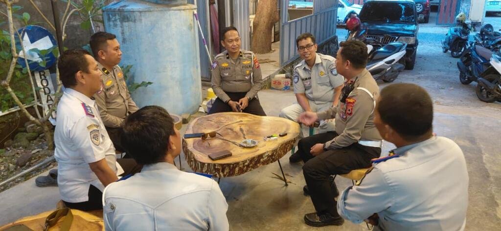 Rakor Lantas Barru, Kasat Tekankan Rambu Jalan Demi Keselamatan 2 Rakor Lantas Barru, Kasat Tekankan Rambu Jalan Demi Keselamatan