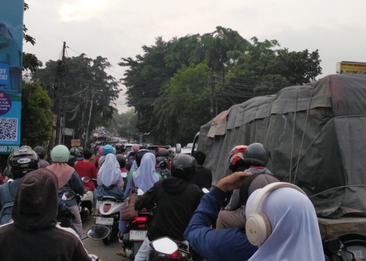 Pagi yang Melelahkan, Paradise Pamulang Alami Macet Panjang 46 IMG 20250923 WA0007