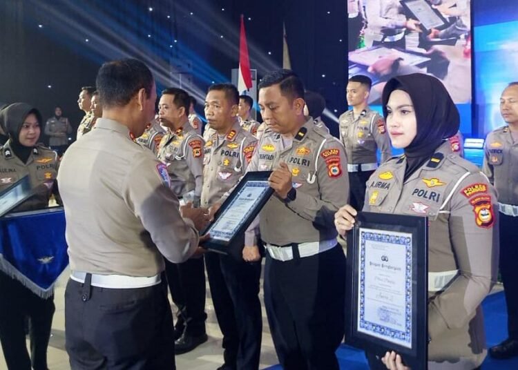 Prestasi Satlantas Barru, Sabet Dua Award dari Ditlantas Polda Sulsel 46 Dua penghargaan sekaligus dari Ditlantas Polda Sulsel jadi kado manis di HUT Lalu Lintas Bhayangkara 2025.