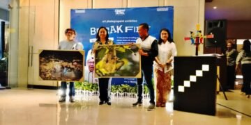 Serah terima lukisan karya Anang Batas ( Doc: Yusuf)