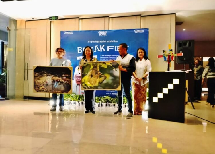 Serah terima lukisan karya Anang Batas ( Doc: Yusuf)