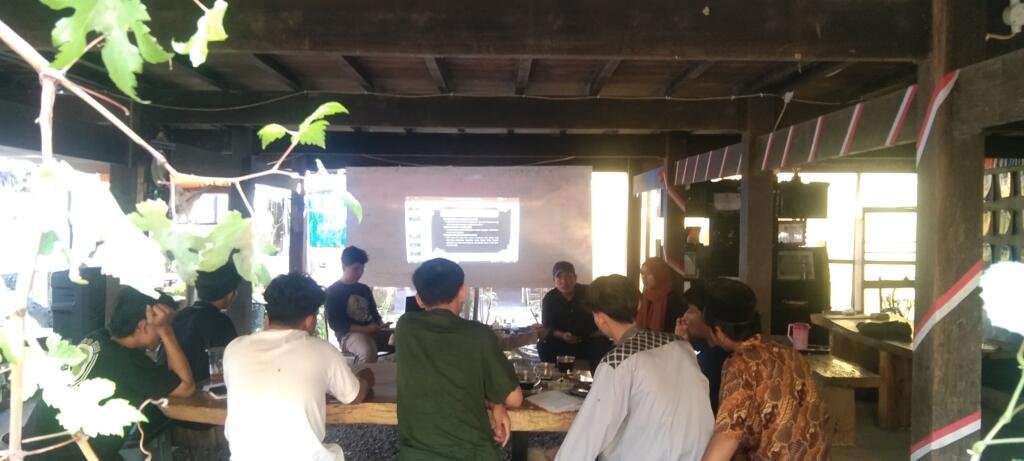 Mahasiswa IAI DDI Mangkoso ikuti Kelas Menulis Opini & Berita di Rumah Buku Oi. Menulis bukan sekadar hobi, tapi jalan menuju perubahan.