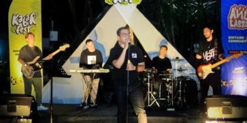 Kapolres Barru, AKBP Ananda Fauzi Harahap, S.I.M., M.H., turut bernyanyi di panggung Kabar Fest 2025 sebagai bentuk dukungan nyata untuk UMKM lokal.