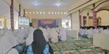 Siswa siswi SMK PONPES Cadangpinggann sedang menerima materi