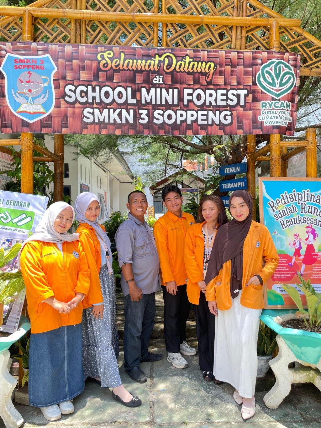 Dengan MACAKKA, SMKN 3 Soppeng menyiapkan generasi peduli lingkungan, berkarakter, dan siap menghadapi masa depan.