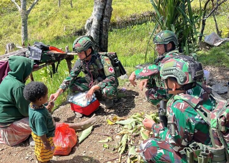 Merangkul Warga Lewat Aksara: Satgas Yonif 142/KJ Gelar Anjangsana, Layanan Kesehatan, dan Berbagi di Pintu Jawa Papua 46 pintu jawa papua