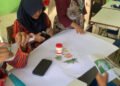 Mahasiswa Lantip 5 Universitas Negeri Semarang Program Studi Pendidikan Bahasa dan Sastra Indonesia melaksanakan inovasi pembelajaran teks laporan hasil observasi di sekolah mitra. Dalam kegiatan ini, mahasiswa memanfaatkan media kertas berwarna dan spidol sebagai sarana belajar. Penggunaan media sederhana tersebut berhasil menciptakan suasana kelas yang interaktif, meningkatkan kreativitas siswa, serta mempermudah pemahaman materi. Melalui inovasi ini, mahasiswa Lantip berupaya menghadirkan pembelajaran yang menyenangkan sekaligus menumbuhkan keterampilan menulis siswa.
